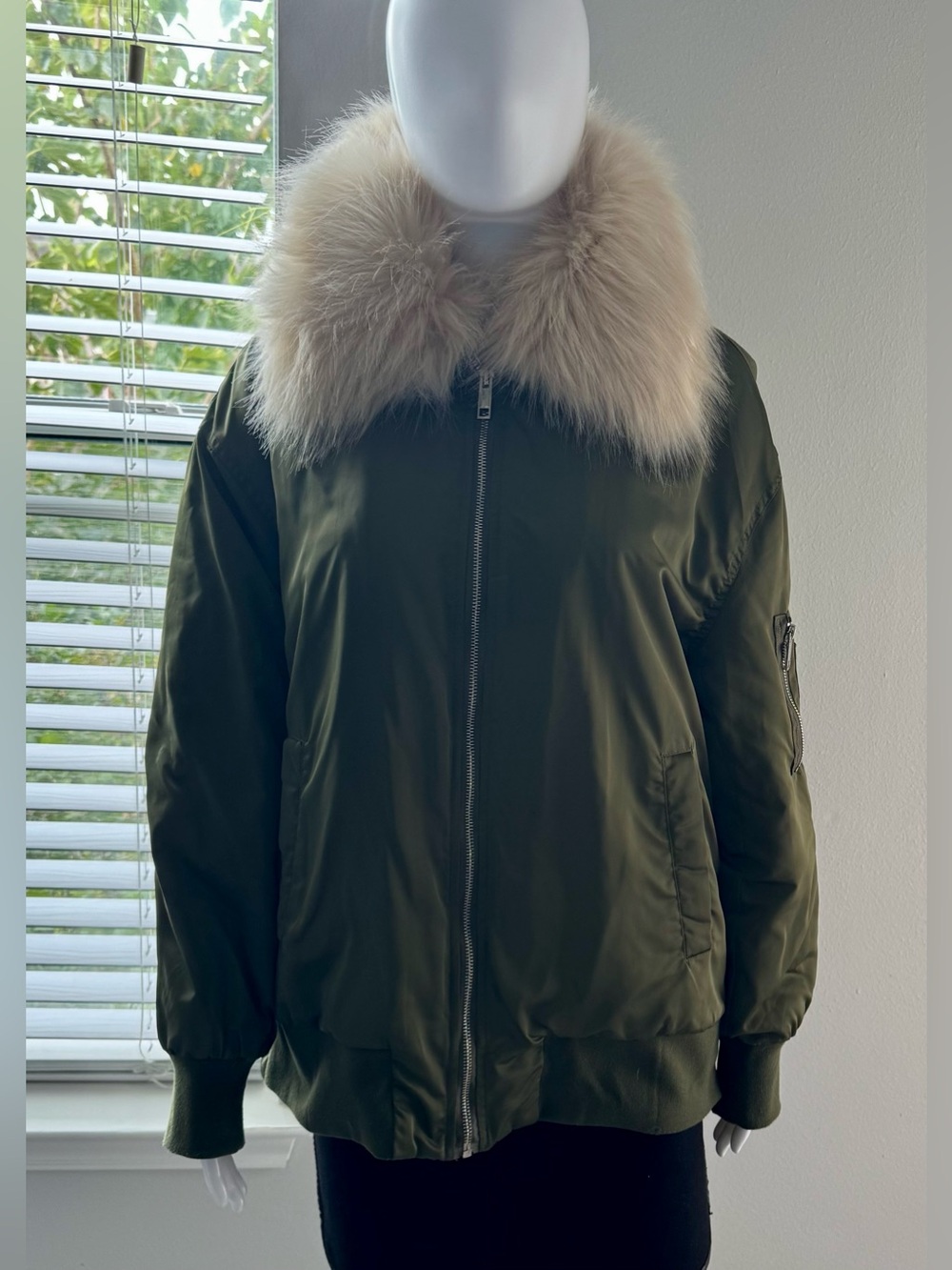Love Token . Sz-M . Women's khaki Love Token bomber jacket featuring a fur linin